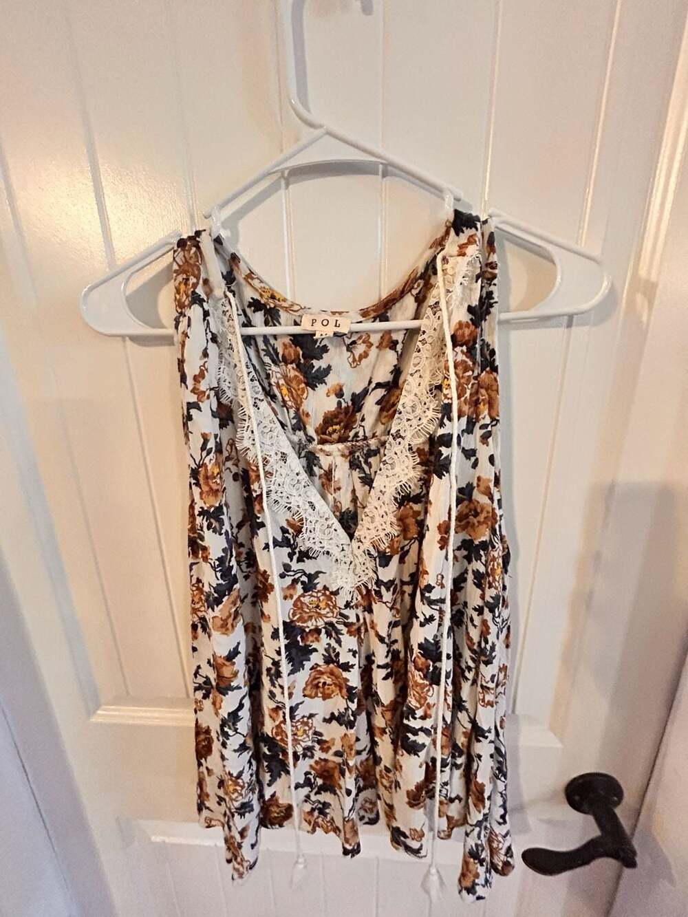 POL Boho Floral Lace V-Neck Sleeveless Tunic Top with Back Cutout